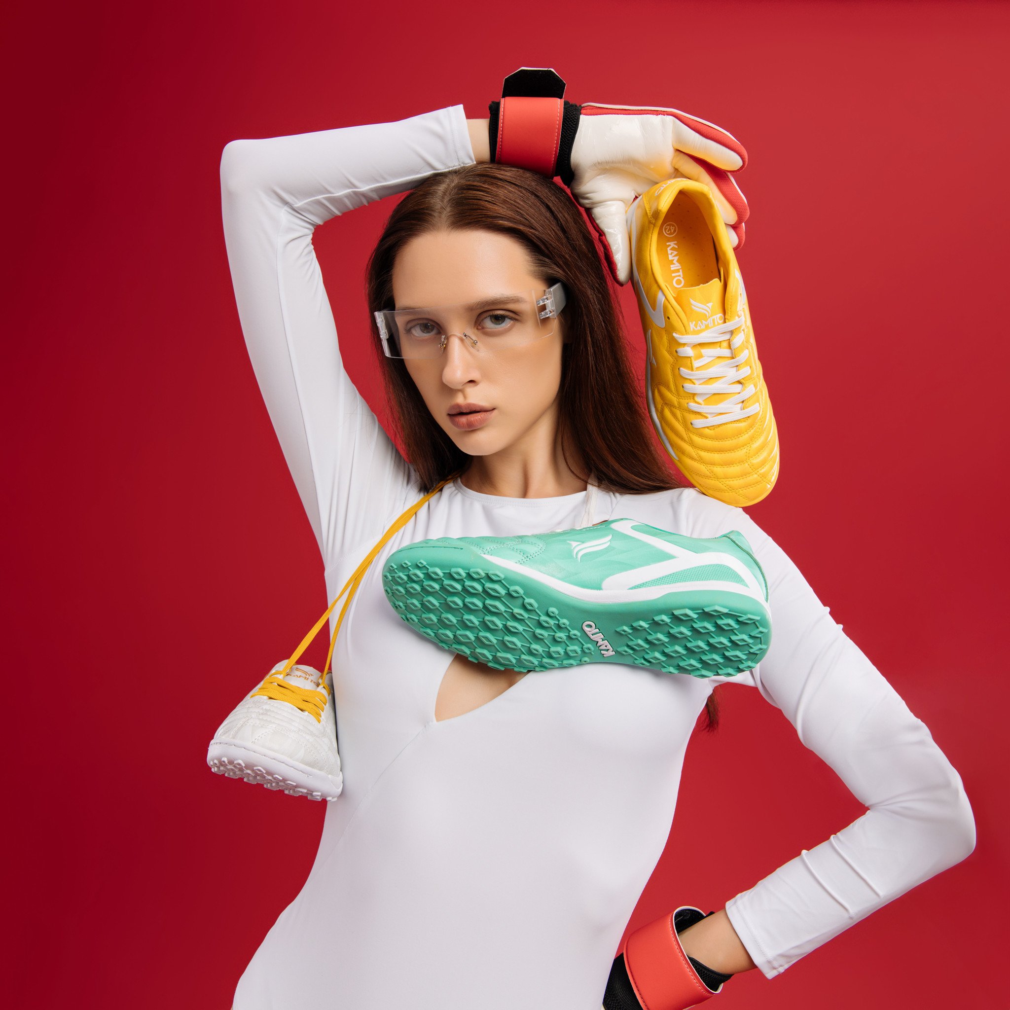 - Upper giày đá bóng sân cỏ nhân tạo Kamito Velocidad Pro TF Fire Back được làm từ da tổng hợp cao cấp cùng họa tiết ngọn lửa trải đều trên thân giày đá bóng sân cỏ nhân tạo Kamito Velocidad Pro TF Fire Back, cấu trúc đệm dưới bề mặt upper mang đến cảm giác êm chân, giúp kiểm soát và rê bóng tốt hơn. Bên cạnh đó, phần da upper có khả năng hạn chế bám bẩn và thấm nước, duy trì độ bền của sản phẩm.