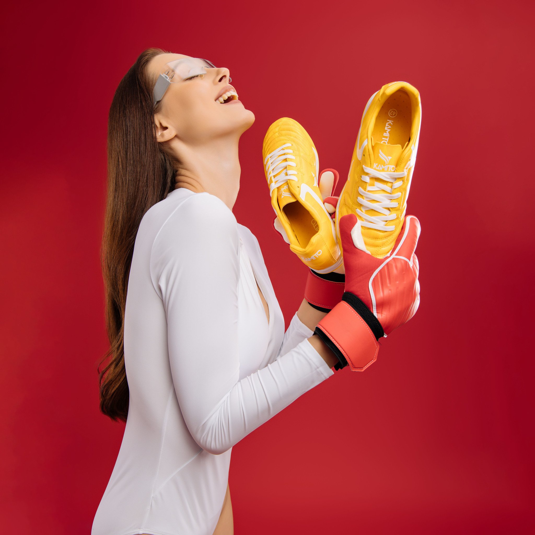 - Đặc biệt, lớp đệm giảm chấn cực êm ái KA-COMFORT được nâng cấp về chất liệu, mang đến trải nghiệm vượt trội, giúp các cầu thủ luôn cảm thấy thoải mái và dễ chịu trong suốt quá trình thi đấu. Không chỉ thế, lớp đệm êm này còn giúp giảm áp lực lên đầu gối và cột sống, đảm bảo an toàn cho người chơi.